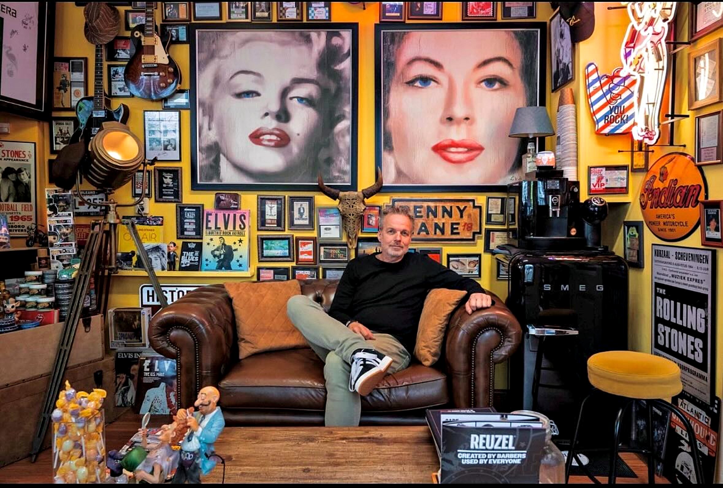 Wilbert in zijn kapsalon The Chair, vol rock-'n-roll memorabilia